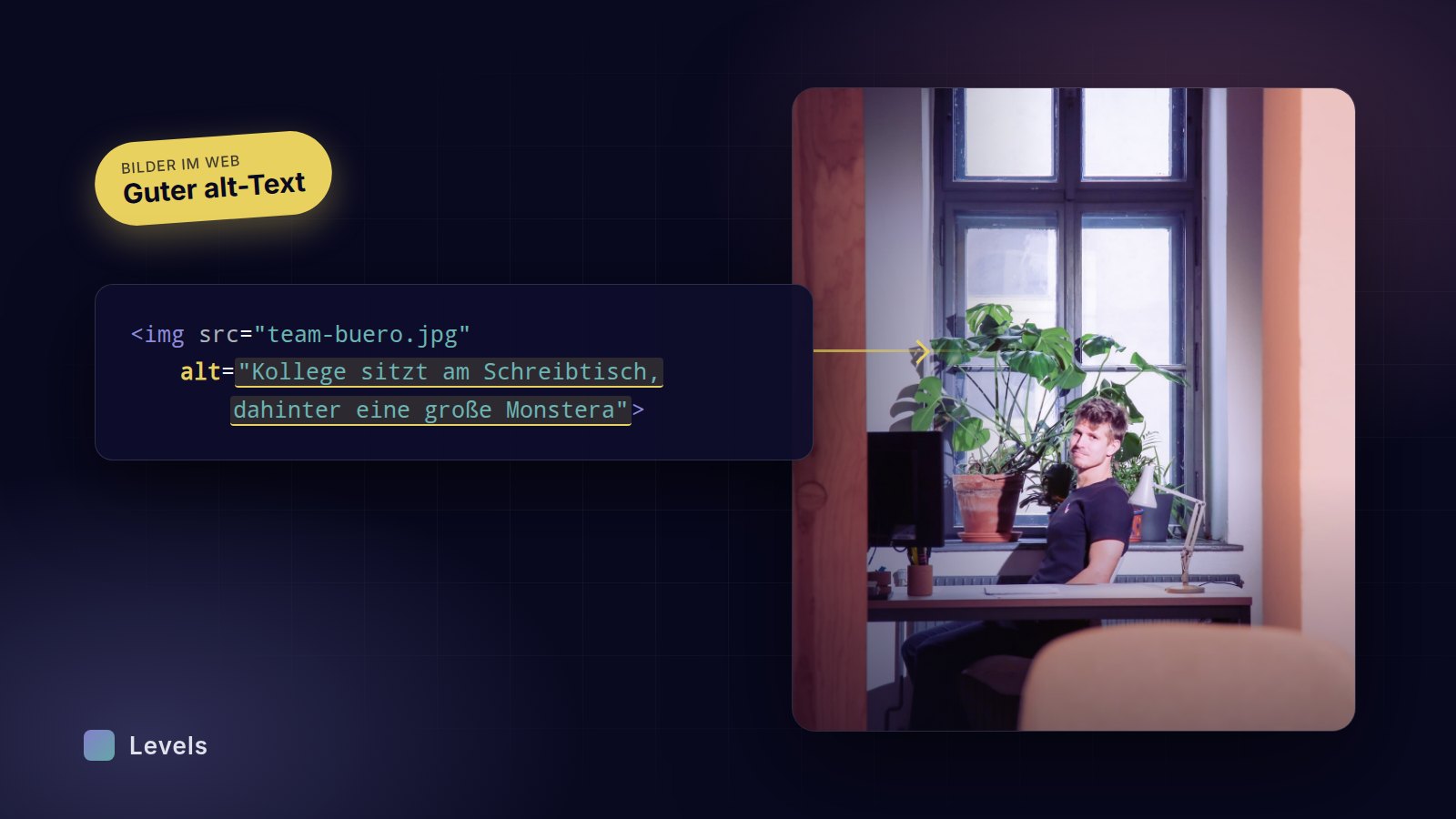 Foto eines Kollegen am Schreibtisch vor dem Fenster mit großer Monstera, daneben ein Code-Ausschnitt mit genau diesem Alt-Text